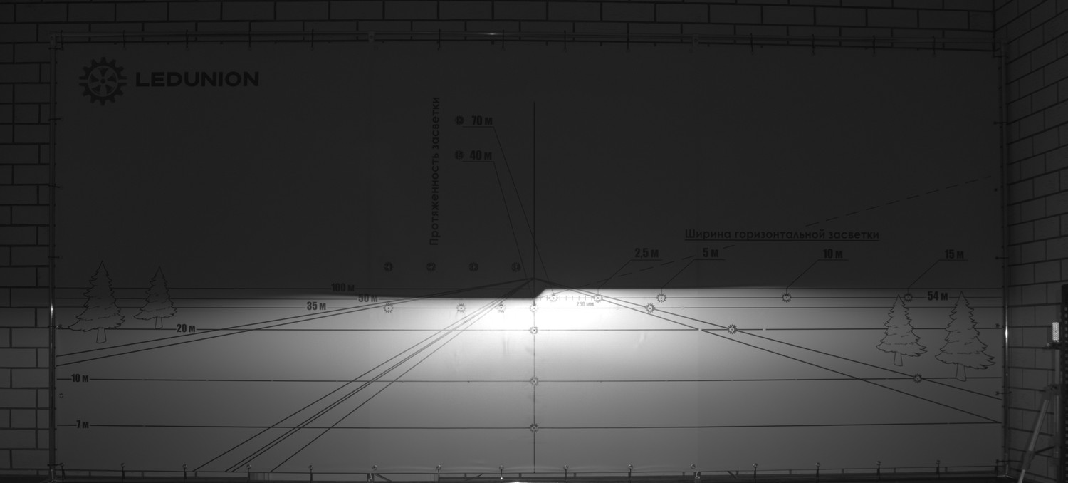 Луч DIXEL X LED YH3 на экране стенда
